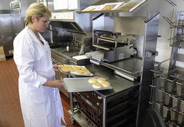 麥當(dāng)勞價(jià)格調(diào)整背后 從全球視角看快餐食品的工業(yè)化生產(chǎn)