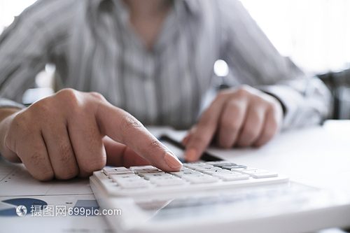 財務員檢查核對賬目